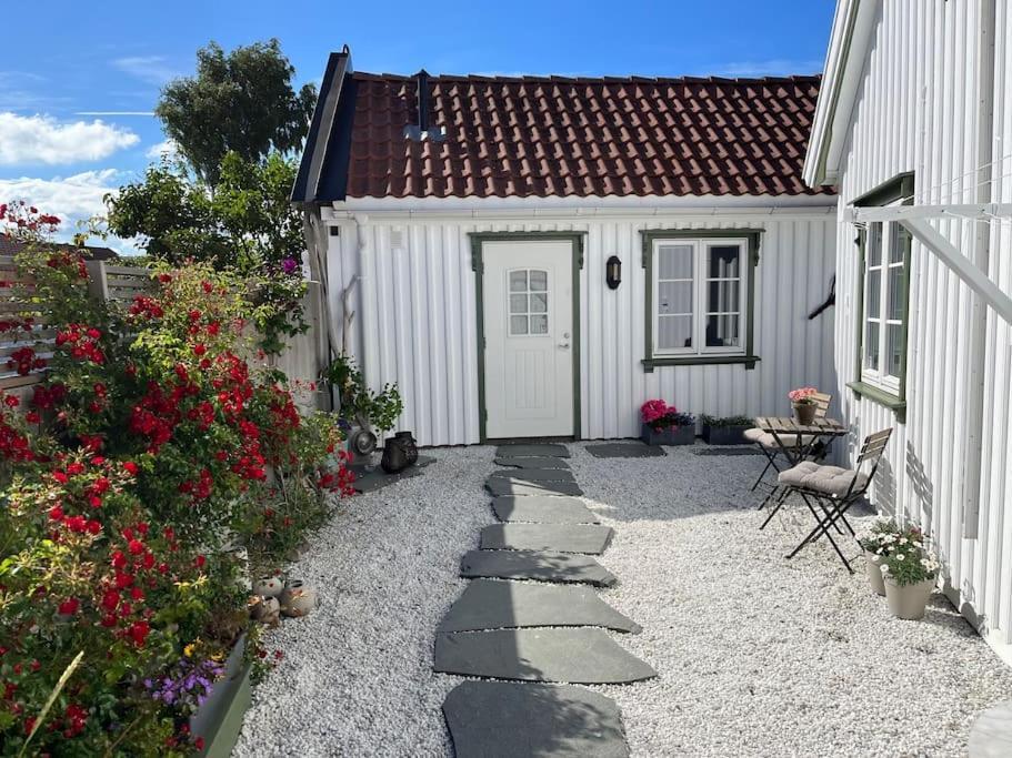 Idyllisk Lite Anneks Med Enestaende Uteplass Ларвик Экстерьер фото