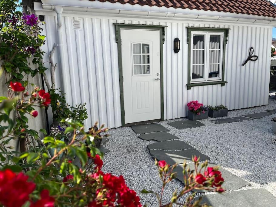 Idyllisk Lite Anneks Med Enestaende Uteplass Ларвик Экстерьер фото