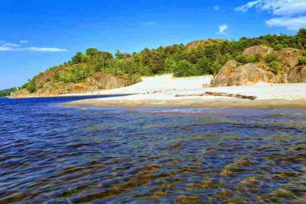 Idyllisk Lite Anneks Med Enestaende Uteplass Ларвик Экстерьер фото